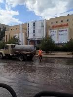 Коммунальные службы продолжают откачку дождевых вод с улиц города