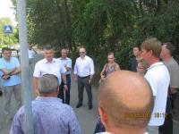 Глава администрации Ленинского района – В.В. Наумов провел выездное рабочее совещание по вопросу содержания и благоустройства  сквера им. 60 лет Сталинградской битвы и прилегающей территории к многоквартирным домам по ул. Комсомольская Набережная.