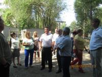 Глава администрации Ленинского района – В.В. Наумов провел выездное рабочее совещание по вопросу содержания и благоустройства  сквера им. 60 лет Сталинградской битвы и прилегающей территории к многоквартирным домам по ул. Комсомольская Набережная.