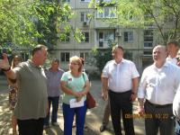 Глава администрации Ленинского района – В.В. Наумов провел выездное рабочее совещание по вопросу содержания и благоустройства  сквера им. 60 лет Сталинградской битвы и прилегающей территории к многоквартирным домам по ул. Комсомольская Набережная.