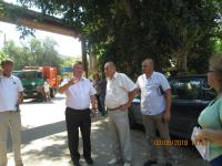 Глава администрации Ленинского района – В.В. Наумов провел выездное рабочее совещание по вопросу содержания и благоустройства  сквера им. 60 лет Сталинградской битвы и прилегающей территории к многоквартирным домам по ул. Комсомольская Набережная.