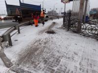 Городские коммунальщики расчищают снег и обрабатывают дороги и тротуары