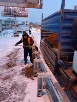 Городские коммунальщики расчищают снег и обрабатывают дороги и тротуары