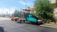 В Астрахани на ул. Калинина укладывают асфальт