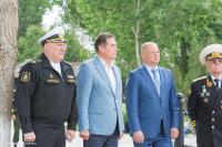 У памятника погибшим кораблям установили памятные плиты.