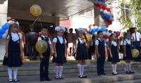 Сегодня 6800 юных астраханцев пошли в первый класс