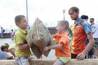 Астраханцы отметили День рыбака фестивалем ухи и ловлей рыбы в фонтане