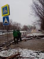 Коммунальщики устраняют последствия непогоды