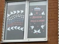 Астраханские окна украсили символами России