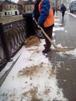 Спецтехника вышла на дороги для устранения гололедицы 