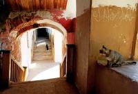 Он обернулся посмотреть, не обернулась ли она