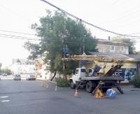 Вдоль ремонтируемых дорог проводят опиловку деревьев