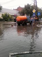 В Астрахани устраняют последствия непогоды