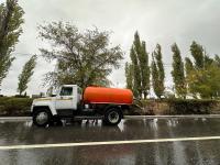 В Астрахани коммунальные службы устраняют последствия непогоды