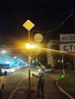 В Астрахани моют светофоры и дорожные знаки