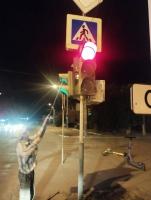 В Астрахани моют светофоры и дорожные знаки