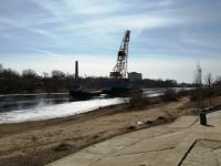 Затонувшие понтоны моста через р. Серебряная Воложка поднимают из воды