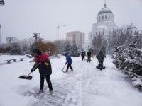 Коммунальщики оперативно расчищают Астрахань от снега