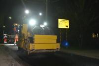 На улицах Астрахани укладывают новый асфальт