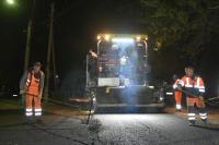 На улицах Астрахани укладывают новый асфальт