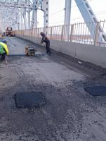 На Старом мосту провели ямочный ремонт