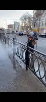 В Астрахани моют леерное ограждение вдоль дорог