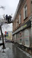 С городских крыш удаляют сосульки