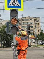 На перекрестке улиц С. Перовской и Б. Алексеева подключают светофор
