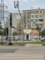 На перекрестке улиц С. Перовской и Б. Алексеева подключают светофор