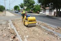 В Астрахани обустраивают тротуары в рамках нацпроекта