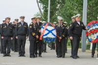 У памятника погибшим кораблям установили памятные плиты.