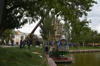 В Астрахани установили необычный корабль