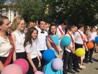 В школах Астрахани прозвучал последний звонок