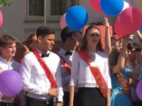 В школах Астрахани прозвучал последний звонок