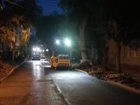 На улице Урицкого укладывают верхний слой асфальта