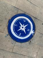 В Астрахани разукрасили люки смотровых колодцев у памятника Петру I