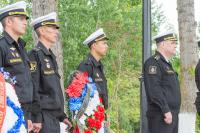 У памятника погибшим кораблям установили памятные плиты.